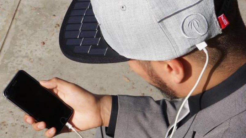 Esta gorra con paneles solares puede cargar tu móvil