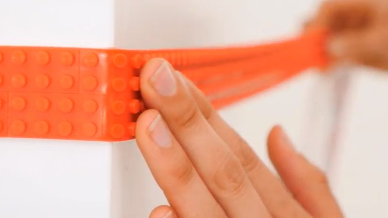 Una cinta adhesiva de LEGO que puedes pegar donde quieras