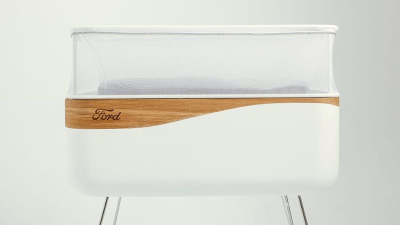 Esta cuna simula un viaje en coche para dormir a tu bebé