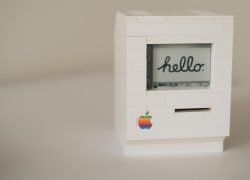 Un Macintosh Classic hecho con LEGO y una Raspberry Pi Zero