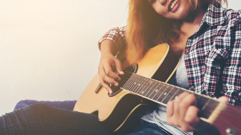 9 apps para aprender a tocar la guitarra y el piano