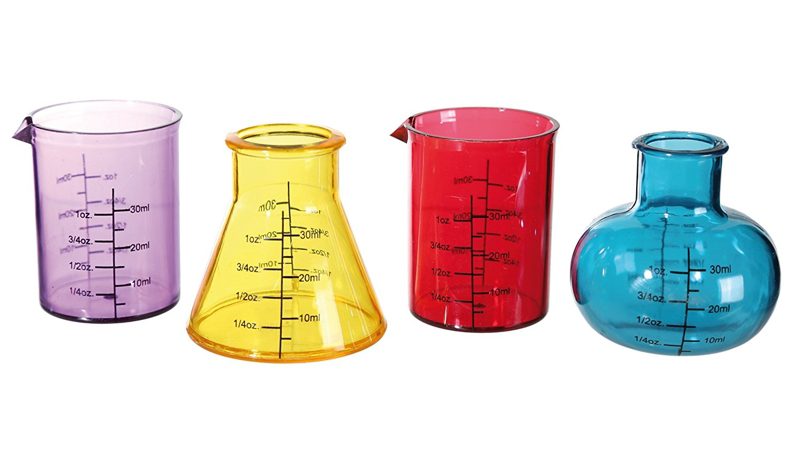Chupitos en vasos de laboratorio