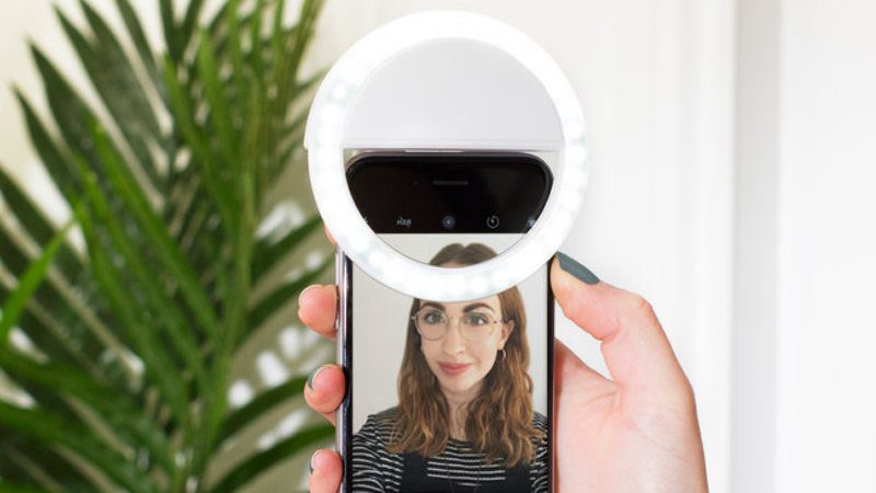 Selfies perfectos gracias a esta luz para tu móvil