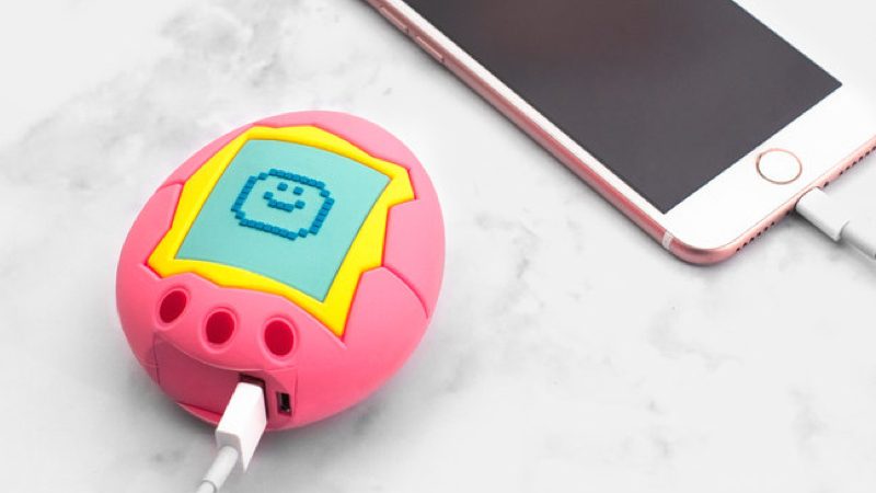 Carga tu móvil como en los 90 con el Tamagotchi Charger